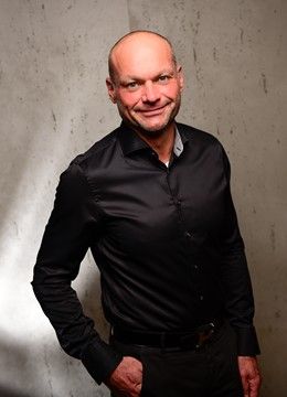 Portraitfoto Rechtsanwalt Deuster Ganzkoerper